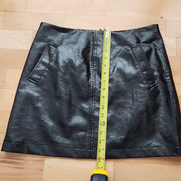Kendall + Kylie Faux Leather Mini Skirt, Black, Size Medium - Picture 6 of 7